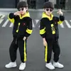 Roupas infantis para outono e inverno, conjunto esportivo infantil de fleece para meninos, moletom infantil moderno com retalhos, calça comprida e colete conjunto de três peças em estoque