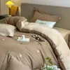 2026 Nuevo Modelo Clase A Ins Algodón Puro Cepillado Estilo Coreano Súper Lindo Bordado de Toalla Juego de Cuatro Piezas para Uso en la Cama
