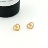 Novos Brincos Tendência de Design de Nicho com Cravação de Diamantes em Formato de Coração Doce, Brincos Simples e de Alto Padrão de Luxo Leve para Mulheres