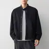 Chaqueta Texturizada de Cuello Alto para Viajes de Alta Inteligencia para Hombre Estilo Otoño Botones a Presión Bolsillos Grandes tipo Parche Chaqueta para Hombre 81741.