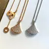V falda dorada collar completo de diamantes femenino Talla pequeña M oro oro rosa cadena para la clavícula con colgante de diamante en forma de abanico femenino ventas directas de fábrica