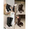 Hebilla de cinturón de moda que aumenta la altura 6 cm, botas de montar cuadradas plisadas a media pantorrilla para mujer, nuevas botas largas Otoño 2025