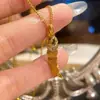 Colar da Moda Livro Vermelho Pequeno Moedas dos Cinco Imperadores Peixe Dourado para Mulheres com Design de Ano de Abundância, Mesmo Estilo da Loja de Ouro