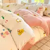 Novo conjunto de cama de quatro peças de 2026, qualidade A, seguro para bebês, forrado com fleece, espessado, de veludo de leite e macio, quente, com uma estampa fresca e leve para uso doméstico