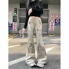 Jeans flare moderno tamanho pequeno estilo workwear americano para mulheres, com design de cintura alta, detalhes de zíper, múltiplos bolsos e corte reto.