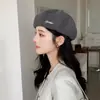 Boina bordada con letras nueva para otoño e invierno para mujer, popular en línea, sombrero de calabaza para adelgazar la cara, sombrero de artista cálido y elegante