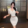 Prenda básica de moda urbana para mujer en comercio exterior - elegante vestido de punto de manga corta con una vibra pura y deseable, sensación de alta gama y diseño que favorece la figura