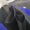 Precio de fábrica suministro directo en stock boda fibra química tela roja tela azul tela amarilla tela verde tela negra tela roja venta al por mayor