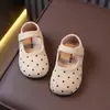 Zapatos Mary Jane retro de lunares para bebé, nuevo estilo primavera y otoño 2026, zapatos individuales de gamuza para niña, punta fina, con suelas suaves