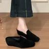 Primer Encuentro con los Nuevos Zapatos de Mujer Retro Versátiles de Punta Cerrada sin Cordones para Uso en Exteriores de la Nueva Temporada, Estilo Gamuza Nuevo de Verano 2026