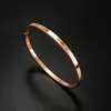 Pulsera minimalista lisa de acero de titanio que no se decolora para mujer, moderna y versátil, joyería transfronteriza con galvanoplastia al vacío de 18k