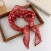 Lenço de Seda Clássico Retrô com Padrão Paisley Vermelho e Rombos para Mulheres com Rabo de Cavalo Baixo, Lenço para Cabelo, Faixa de Cabeça, Lenço Triângulo