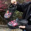 Zapatos perforados de nuevo estilo para mujer, zapatos cerrados de verano para uso en exteriores, sandalias slip-on para hombre, zapatos de playa ligeros de suela blanda, modernos para parejas