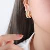 Pendientes de acero de titanio chapados en oro con incrustaciones geométricas simples y elegantes de estilo veraniego.