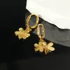 Pendientes Ouyini de plata de ley 925 con delicado diseño floral, cierres de oreja de doble capa, estilo versátil de lujo ligero, espesamente chapados en oro real de 18K