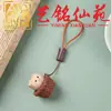 O pingente de durian de sândalo pode ser usado como um item decorativo para artesanato com tema de frutas, acessórios de carro, mesas de chá, salas de estar ou como um ornamento para casais para carregar por aí.