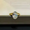 Anillo Ovalado Blanco Brillante para Mujer de Venta Caliente Transfronterizo Montura de Cuatro Garras Banda Lisa del Anillo Oro Luz de Lujo Minimalista Anillo de Compromiso Transmisión en Vivo