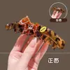 Pinza de plátano en forma de corazón Melard marrón, un accesorio para el cabello sofisticado y minimalista con un lazo y diseño floral