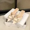 Mules F45-B21 Estilo Francês de Salto Fino em Couro Envernizado com Costas Abertas, Sandálias Versáteis Estilo Fada com Fivela Quadrada de Strass para Uso ao Ar Livre