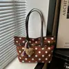 Bolsa tote grande de couro vintage transfronteiriça, bolsa de ombro de nicho, bolsa de mão estilosa com estampa de leopardo, nova bolsa de moda para o dia a dia das mulheres
