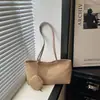 Otoño 2026 Bolso Sencillo de un Solo Hombro Nuevo Bolso de Axila para Mujer Gran Capacidad Elegante para el Trabajo Cesta de Verduras Bolso Tote de Axila