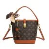 Bolso Cubo Vintage de Lujo Ligero Modelo Nuevo 2026 Bolso de Mano Versátil para el Trabajo Gran Capacidad Bolso Transfronterizo para Mujer Bolso de Hombro Cruzado