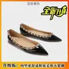 Zapatos Planos Remachados 2026 Tachonados Primavera Otoño Nuevo Estilo Temperamento Cuero Patentado Francés Punta Puntiaguda Suela Suave Corte Bajo Punta Puntiaguda Zapatos Planos Mujer