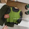 Novo conjunto de outono para meninas, estilo coreano, moderno colete de tricô verde para primavera/outono e calça cropped de veludo cotelê, qualidade de exportação