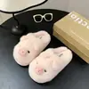 Chinelos peludos diários para mulheres, antiderrapantes, novo design de desenho animado, estilo quente de inverno, design fofo de porco, 2026, confortáveis para uso doméstico, bico fechado, sola plana