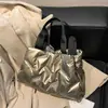 Bolso de Mano de Moda Transfronterizo de Comercio Exterior 2024 Otoño e Invierno Nuevo Bolso de Chaqueta de Plumón Alto Valor de Color Estilo Occidental Simple para Viajes Cotidianos para Mujer