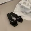 Sandalias de Moda Cuadradas Elegantes y Versátiles para Mujer con Tacón Grueso, Elegantes Chanclas de Verano 2026 de Tira Única con Lazo, Modelo Nuevo