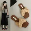 Sandalias de meter esponjosas y elegantes, nueva colección otoño 2026, con un diseño de una sola tira estilo francés, punta cuadrada y forro de felpa, perfectas para que las mujeres las usen al aire libre.