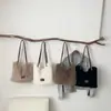 Bolsa tote de pelúcia da moda outono e inverno estilo coreano transfronteiriça para mulheres, nova bolsa de ombro elegante de grande capacidade, bolsa de ombro para o dia a dia
