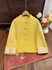 Estilo Novo de Inverno 2026 Casaco de Lã Amarelo Ganso Estilo Chinês Novo para Mulheres, Bordado de Borboleta Resistente com Botões de Estilo Chinês Tradicional