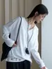 A nova coleção de outono da Loufu apresenta uma camiseta branca estilo japonês, simples e relaxada, com gola henley e bordas dobradas, um top modelador para mulheres