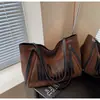 Bolsa Tote de Grande Capacidade Moda Transfronteiriça para Mulheres Outono e Inverno 2026 Nova Bolsa de Mão Retrô Bolsa de Ombro com Letras Bolsa de Braço