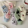 Calcetines para dormir para mujer, con diseños de animales de dibujos animados estilo japonés, de longitud media hasta la pantorrilla, engrosados para abrigar en otoño e invierno, y hechos de suave y esponjoso forro polar coral.