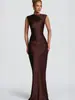 Vestido longo sem mangas com decote redondo, costas vazadas, amarração na cintura, caimento justo ao corpo, barra em cauda de peixe, elegante vestido de noite