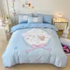 Cinnamoroll Dibujos Animados para Niños Juego de Ropa de Cama de Algodón Puro de Cuatro Piezas Funda Nórdica Sábana Bajera Falda de Cama Corazón de Niña Dormitorio de Estudiante Juego de Tres Piezas