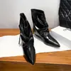 Atacado transfronteiriço de botinhas femininas de bico fino e salto grosso, nova coleção de inverno 2026, botas pretas de salto alto versáteis e estilosas