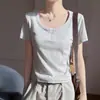 Nova camiseta feminina de verão, curta, simples, cor sólida, justa, gola U, manga curta, com decoração de botões e design estiloso