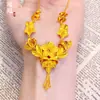 Tienda de Oro Mismo Estilo Joyería Arena Dorada, Collar Flor de Tres Vidas Floreciente, Lujo Ligero de Alta Gama, Cadena para Clavícula de Boda de Alta Clase para Mujeres