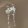 Brincos de Pérola com Flor de Tecido Branco Frescos e Simples, Toque de Luxo Leve e de Alta Qualidade, Brincos de Tarraxa Doces, Acessórios de Orelha de Nicho Transfronteiriços Europeus e Americanos