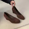 Zapatos de moda retro súper suaves de piel de oveja, mocasines bajos para mujer, de nicho, puntera redonda, tacón de cuña minimalista, tacones altos para commuting