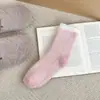 Nuevos Calcetines de Coral con Rayas de Media Pantorrilla Otoño/Invierno Engrosados Calientes para el Piso Ropa Sencilla para el Hogar Calcetines para Dormir de Mujer Cruzados