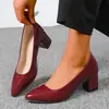 Nova coleção 2026 de sapatos de salto grosso únicos, adequados tanto para primavera quanto para outono, sapatos femininos versáteis, sapatos de salto alto brancos confortáveis estilo francês