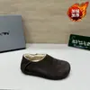 2026 retro inverno novo modelo bico redondo corte profundo slip-on sapatos peludos com forro de pelúcia, sapatos baixos quentes estilo Birkenstock