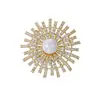 Broche de perlas de girasol de alta calidad para mujer, elegante broche de circonita para chaqueta de traje, accesorio para suéter que combina con todo.