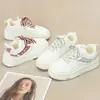 Zapatos Casuales Blancos para Mujer Suela Gruesa Zapatos de Plataforma 2026 Nuevo Estilo Tendencia de Moda Deportivos Con Terciopelo Cálido Zapatos de Algodón DY006
