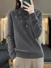 Suéter de punto de cuello medio para mujer, con delicados adornos florales, una textura suave y cómoda, y un diseño ajustado, perfecto como prenda para superponer en otoño e invierno.